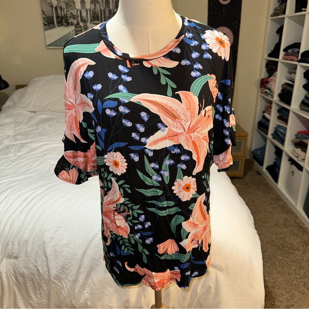 LuLaRoe | NWT Dahl Floral Lily Print Ruffle Sleeve Crop Top Medium